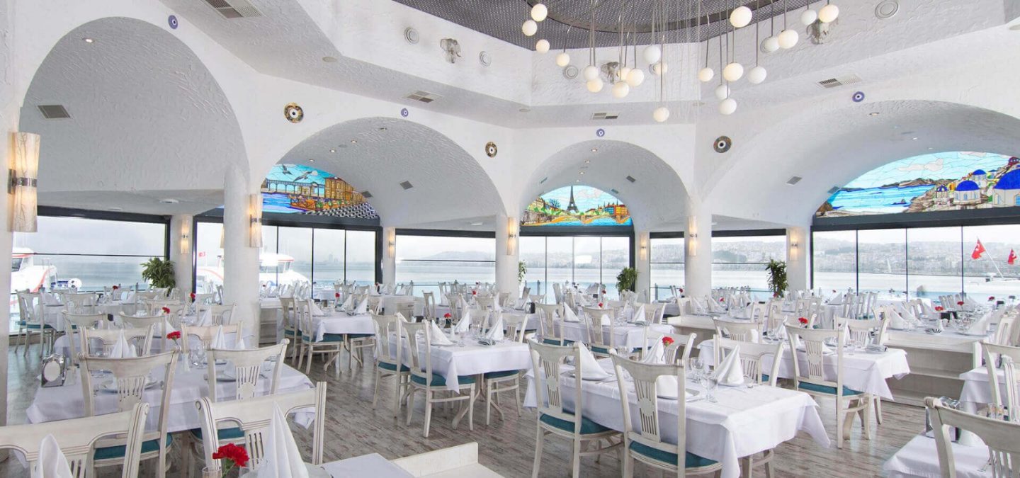 Boğaziçi Restaurant salonu, deniz manzaralı masalar